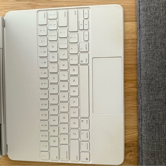Apple Magic Keyboard - White 12.9inch - Picture 4 of 7